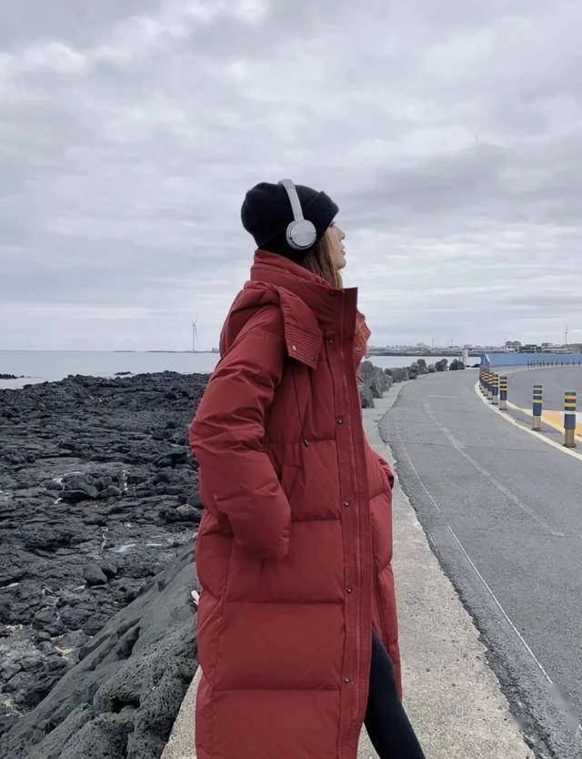 服穿搭指南——时尚爆棚k8凯发国际红色羽绒(图2)